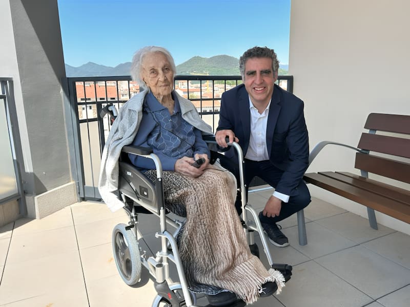 Manel Esteller junto a María Branyas.