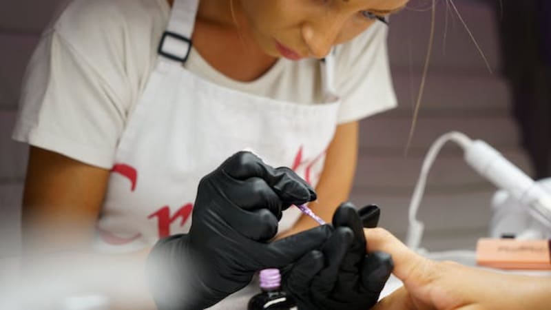 Manicura en salón de belleza. Fuente: Pixabay.