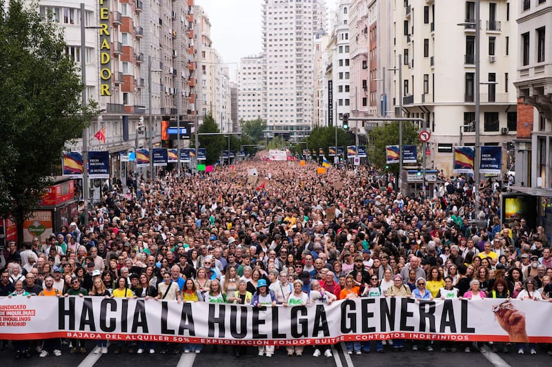 Los manifestantes denuncian la caída de los decretos de la vivienda y reclaman una rebaja del 50 % en los alquileres.