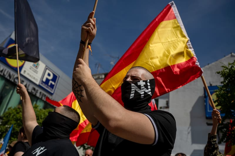 Activistas de la organización ultraderechista Núcleo Nacional se han manifestado este viernes, Día Internacional del Trabajador.