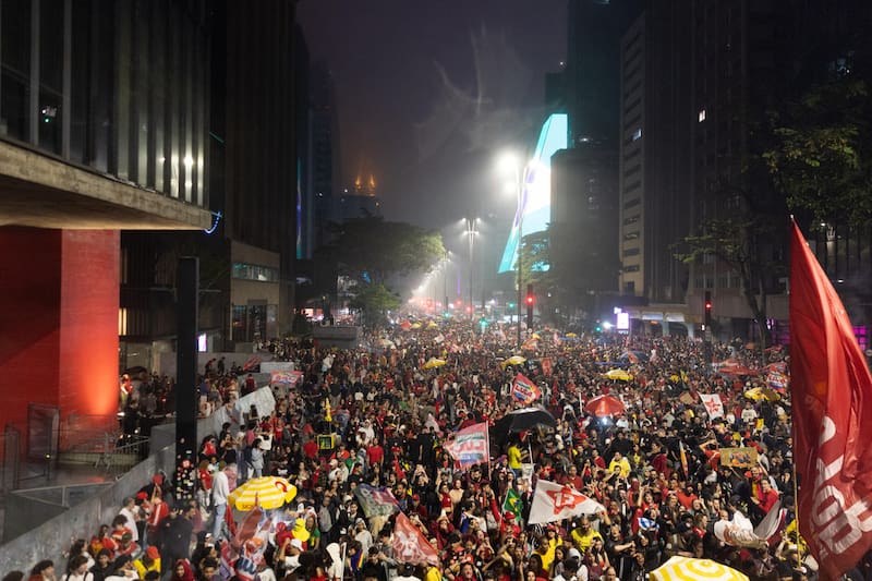 Simpatizantes del presidente de Brasil, Luiz Inácio Lula da Silva, celebran en Sao Paulo su victoria ante Flávio Bolsonaro.