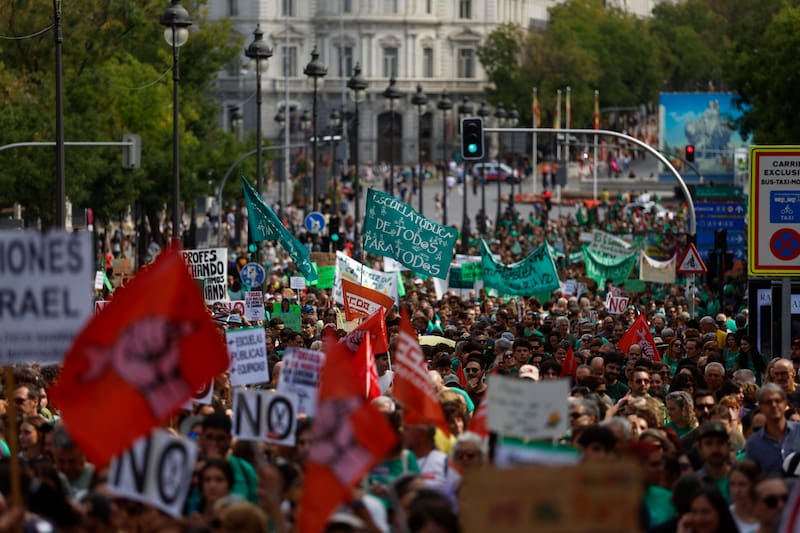 Miles de personas se manifiestan en defensa de la educación pública y contra los recortes: los sindicatos preparan una huelga indefinida.