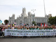 Miles de personas se manifiestan en defensa de la educación pública y contra los recortes: los sindicatos preparan una huelga indefinida