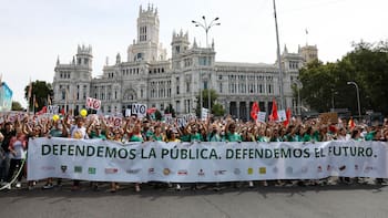 Miles de personas se manifiestan en defensa de la educación pública y contra los recortes: los sindicatos preparan una huelga indefinida