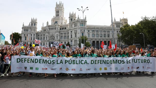 Miles de personas se manifiestan en defensa de la educación pública y contra los recortes: los sindicatos preparan una huelga indefinida