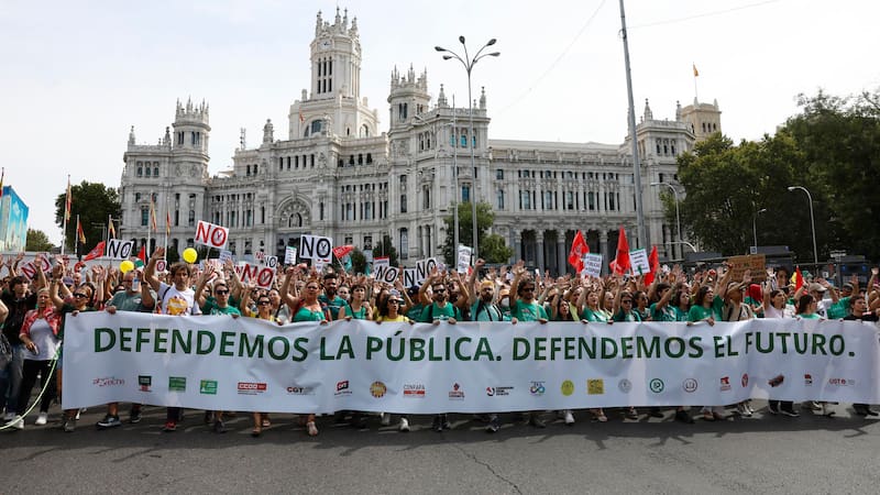 Miles de personas se manifiestan en defensa de la educación pública y contra los recortes: los sindicatos preparan una huelga indefinida.