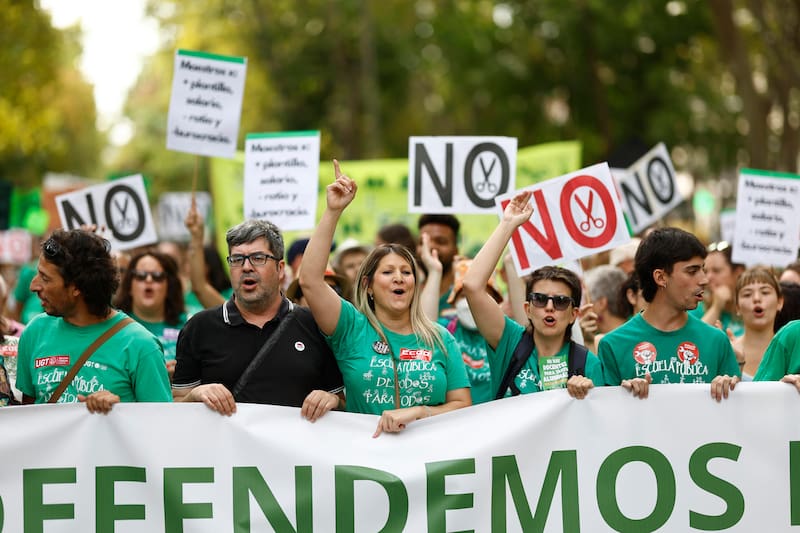 Miles de personas se manifiestan en defensa de la educación pública y contra los recortes: los sindicatos preparan una huelga indefinida.
