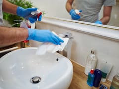 Colocar papel de cocina con vinagre en las llaves del baño: para qué sirve y cómo ayuda a limpiarlas