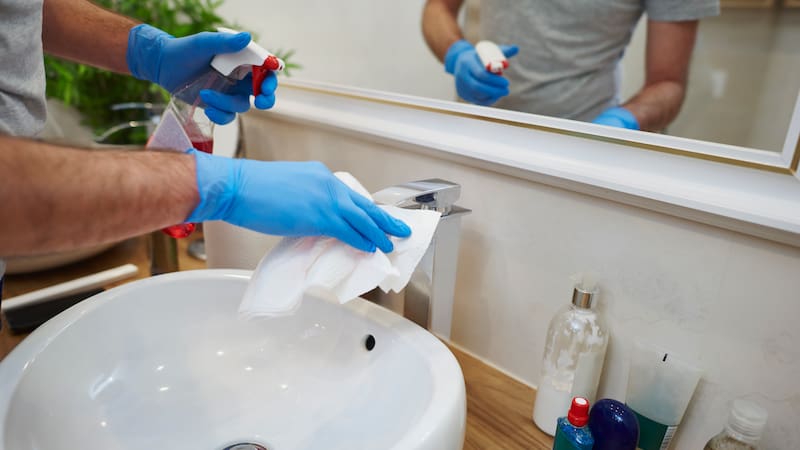 La Universidad Estatal de Utah recomienda empapar una toalla de papel con vinagre sin diluir y colocarla sobre las llaves para aflojar depósitos minerales.