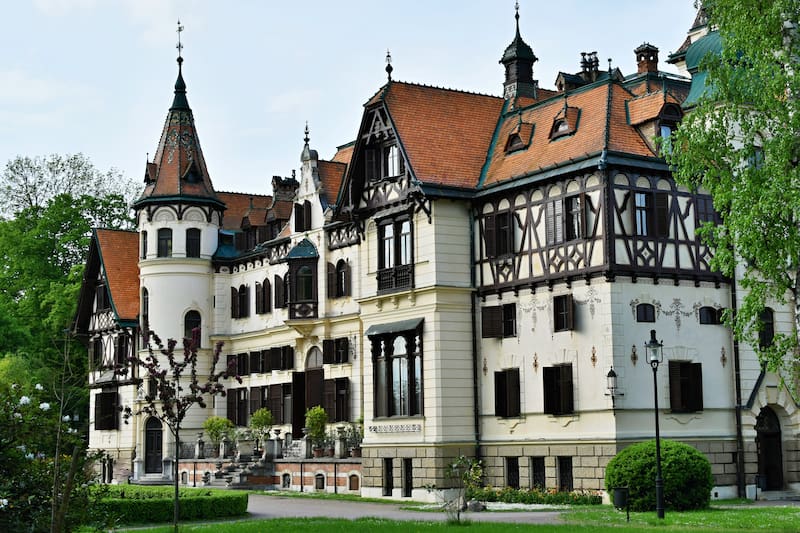 En muchos lugares del mundo existen antiguas mansiones, castillos y palacios que, además de destacar por su arquitectura e importancia histórica, esconden inquietantes leyendas sobre asesinatos, tragedias familiares y supuestas apariciones sobrenaturales.