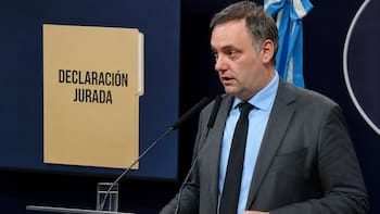 Adorni presentó su declaración jurada 2025: el ahorro “en negro” en dólares que transparentó
