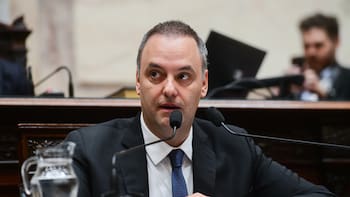 Adorni ultima su DD.JJ. para esta semana, entre el debut del Mundial y un viaje judicial a París