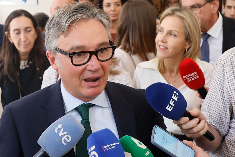 El portavoz de Vox en el Parlamento andaluz, Manuel Gavira, atiende a los medios este martes en el marco del debate que se está celebrando en la Cámara autonómica sobre la investidura de Juanma Moreno.