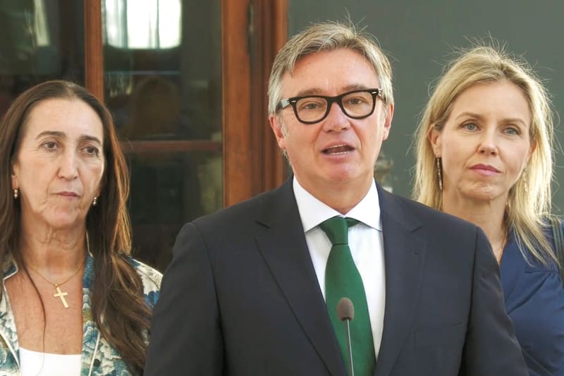 SEVILLA, 05(/07/2026.- El líder de Vox Andalucía y próximo vicepresidente de la Junta de Andalucía, Manuel Gavira, en declaraciones a los periodistas en el Palacio de San Telmo, tras las toma de posesión del presidente de la Junta, Juanma Moreno, ha asegurado que el acto protocolario marca el inicio de "una nueva época" con un Ejecutivo andaluz de coalición PP-Vox que va a contar "con más apoyos de la historia" en referencia a los 68 escaños que suman entre los 53 de los populares y los 15 de los de Santiago Abascal. EFE/David Arjona
Gavira,