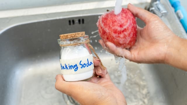 Remojar las manzanas en agua con bicarbonato: para qué sirve y qué dicen los científicos