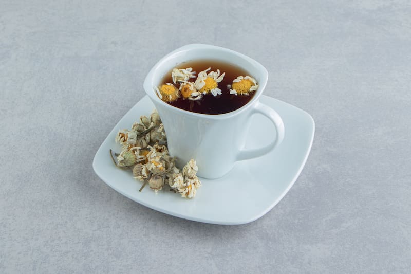 El té de manzanilla es una de las mejores infusiones para dormir. Fuente: Freepik.