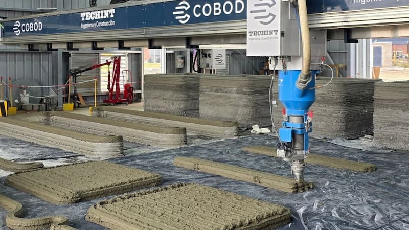 La máquina que en 48 horas construye lo que un albañil en 6 meses: cuesta un 30% menos y levanta paredes y escaleras con hormigón.