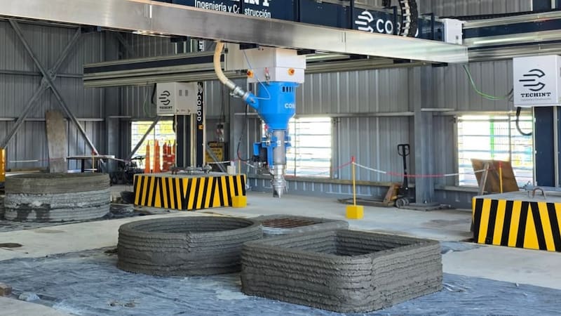 La máquina que en 48 horas construye lo que un albañil en 6 meses: cuesta un 30% menos y levanta paredes y escaleras con hormigón.