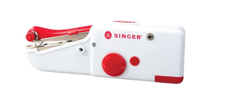 Esta máquina de coser portátil es ideal para reparaciones rápidas: se consigue en Lidl con un megadescuento.