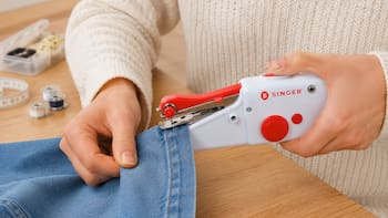 Esta máquina de coser portátil es ideal para reparaciones rápidas: se consigue en Lidl con un megadescuento