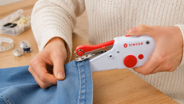 Esta máquina de coser portátil es ideal para reparaciones rápidas: se consigue en Lidl con un megadescuento