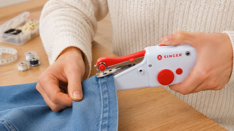 Esta máquina de coser portátil es ideal para reparaciones rápidas: se consigue en Lidl con un megadescuento.