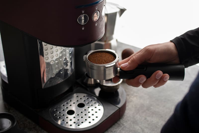 Su funcionamiento consiste en hacer pasar agua caliente a alta presión a través del café finamente molido.