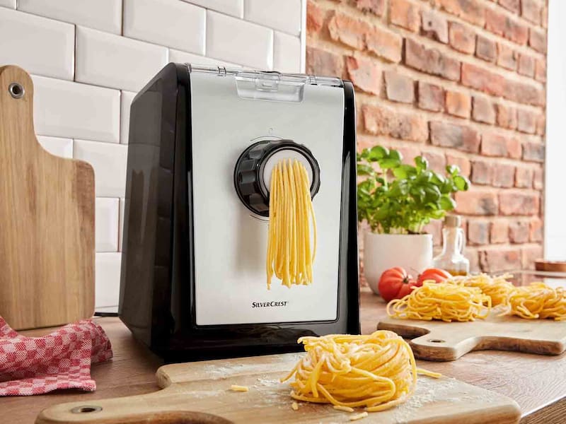 El dispositivo incluye discos para distintos tipos de pasta, accesorios de limpieza y libro de recetas