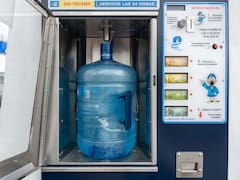 El agua que tu familia toma todos los días podría no ser segura: esto es lo que encontraron las autoridades cuando por fin entraron a inspeccionar los expendios de todo el país