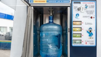 El agua que tu familia toma todos los días podría no ser segura: esto es lo que encontraron las autoridades cuando por fin entraron a inspeccionar los expendios de todo el país