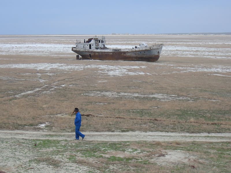 El sistema permitió irrigar tierras que antes eran improductivas, pero redujo drásticamente el caudal que llegaba al lago (Fuente: Wikimedia Commons).