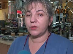 La dueña de un bar en España que prohíbe pagar con tarjeta: “Es injusto que el banco se quede una parte de cada café vendido”