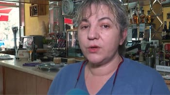 La dueña de un bar en España que prohíbe pagar con tarjeta: “Es injusto que el banco se quede una parte de cada café vendido”