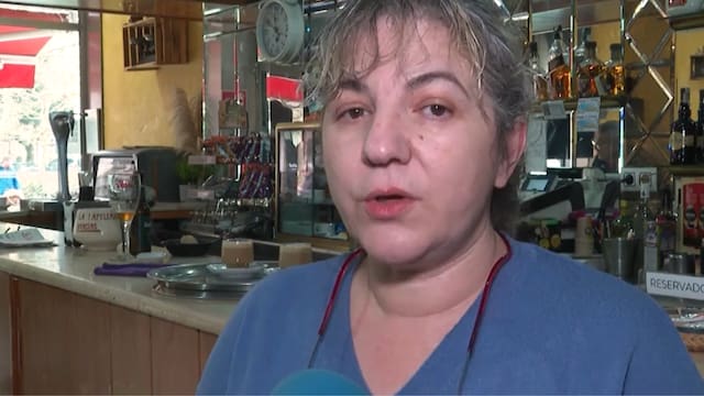 La dueña de un bar en España que prohíbe pagar con tarjeta: “Es injusto que el banco se quede una parte de cada café vendido”