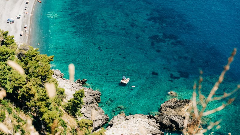 Buscan voluntarios para vivir en un paraíso de Italia a bordo de un yate.