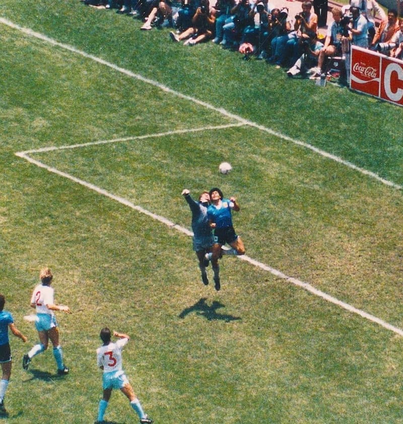Foto inédita del primer gol de Maradona que fue tomada por el fotógrafo irlandés Joe O’Connell.