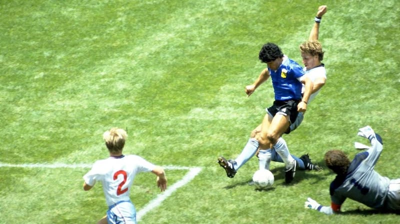 “Tengo la suerte de encarar y ver a los ingleses impotentes por no poder pararme. No podían llegar a la pelota", recordó Maradona.