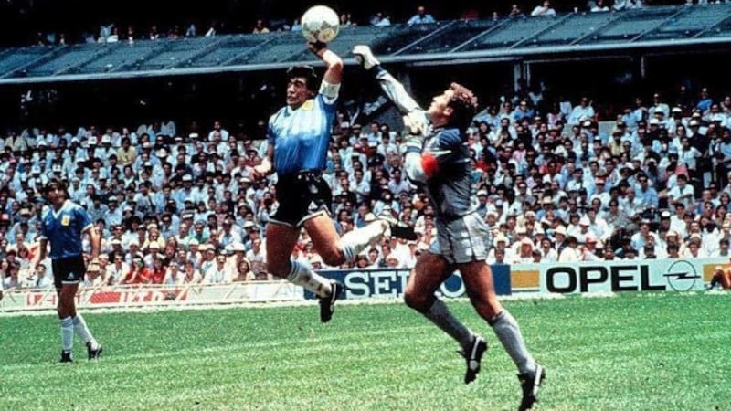 El partido contra Inglaterra hizo crecer las ventas de artículos relacionados con la célebre "Mano de Dios"