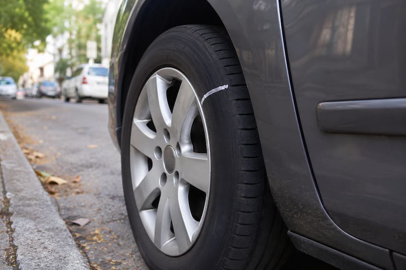 Qué significa encontrar una marca de tiza o pintura en la rueda del auto y cuándo no hay que preocuparse
