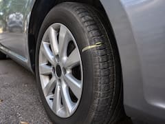Qué significa encontrar tiza o marcas pintadas en una rueda del auto y cuándo no hay que preocuparse
