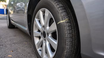 Qué significa encontrar tiza o marcas pintadas en una rueda del auto y cuándo no hay que preocuparse