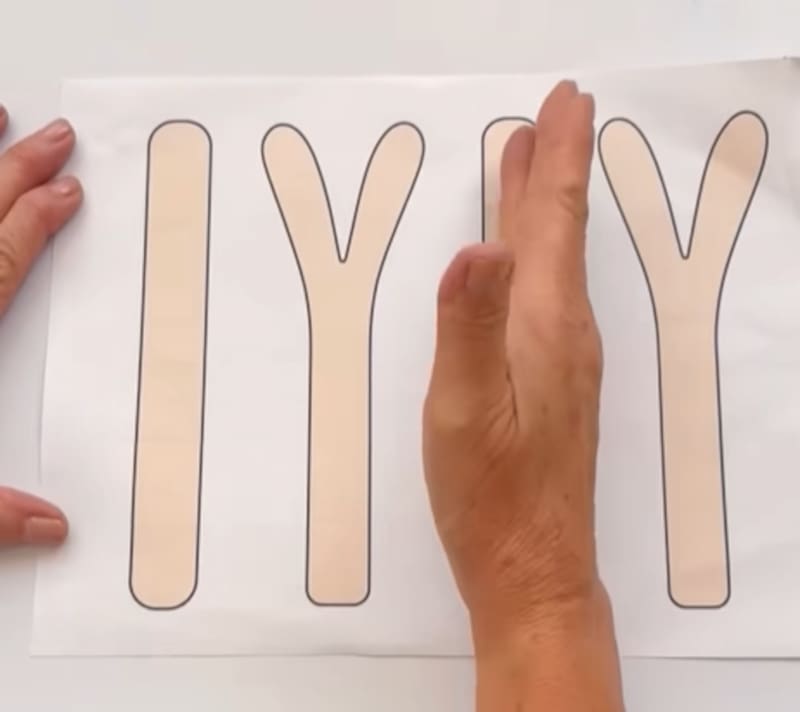 Letra I: colocar la mano recta, con los dedos juntos y apoyados sobre el lado del meñique.
