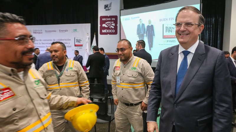 Marcelo Ebrard (der.) con trabajadores de la CFE en el convenio para difundir el Buen Fin.