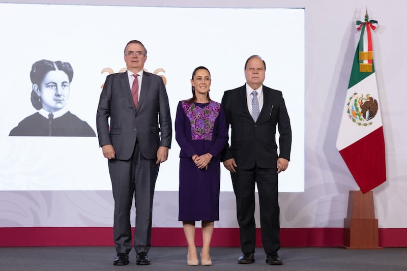 De izquierda a derecha, Marcelo Ebrard, secretario de Economía, la presidenta Claudia Sheinbaum, y Guillermo del Río, director de Desarrollo de Negocios y Relaciones Gubernamentales de Flex, durante el anuncio de la inversión.