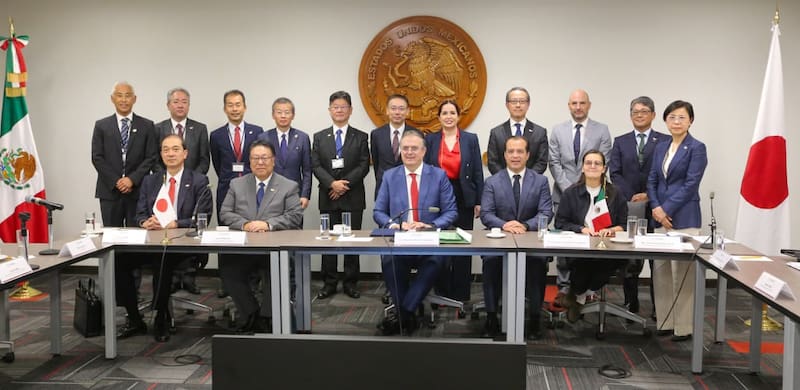 El titular de la secretaría de Economía, Marcelo Ebrard, se reunió con una delegación de empresarios japoneses.