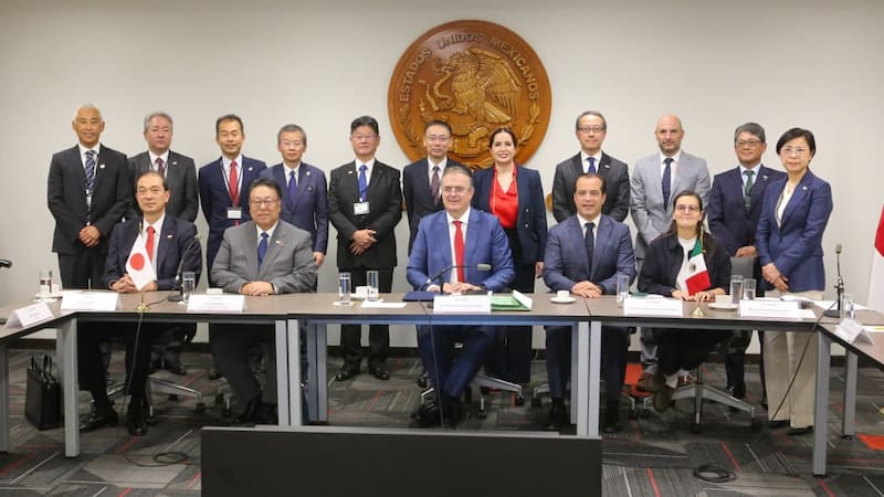 El titular de la secretaría de Economía, Marcelo Ebrard, se reunió con una delegación de empresarios japoneses.