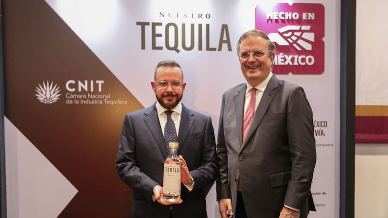 Roberto Ciprés Cruces, de la CNIT, y Marcelo Ebrard.