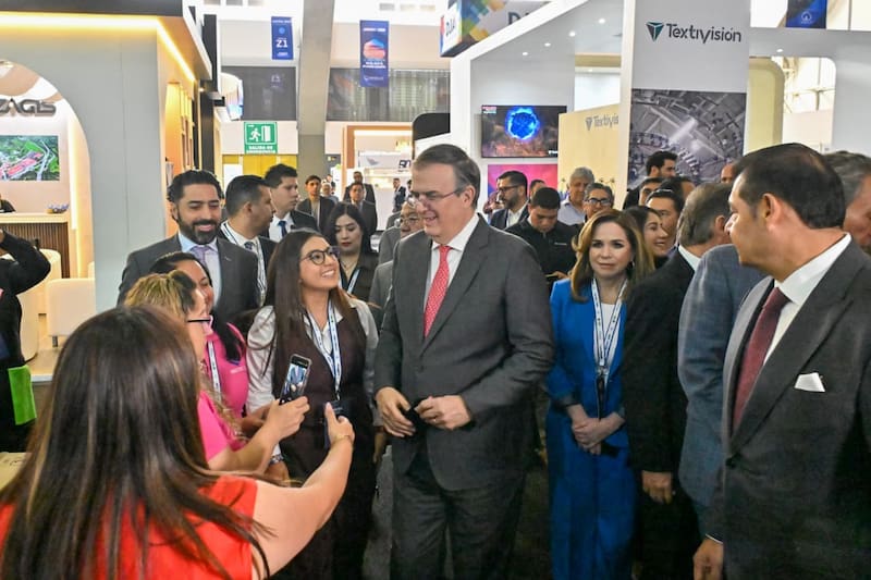 Marcelo Ebrard, titular de la Secretaría de Economía, en la Feria Textil de Puebla.