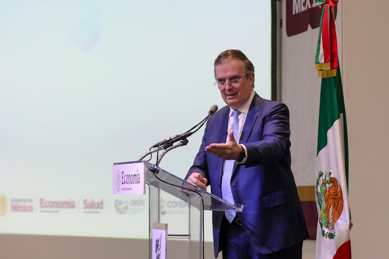 Marcelo Ebrard, secretario de Economía, durante la firma del convenio de colaboración entre el IMPI y la Cofepris.