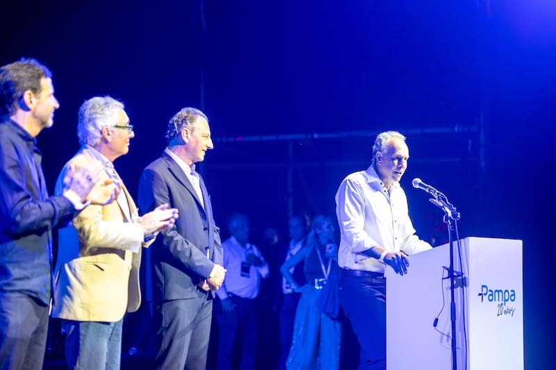 Mindlin, en el festejo de los 20 años de Pampa; lo acompañan los otros socios fundadores: Gustavo Mariani, Ricardo Torres y Damián Mindlin, su hermano